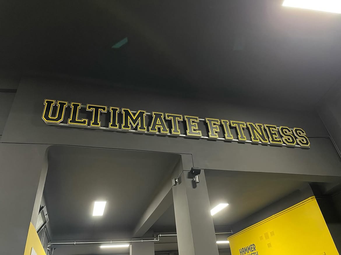 Insegna Ultimate Fitness nella palestra