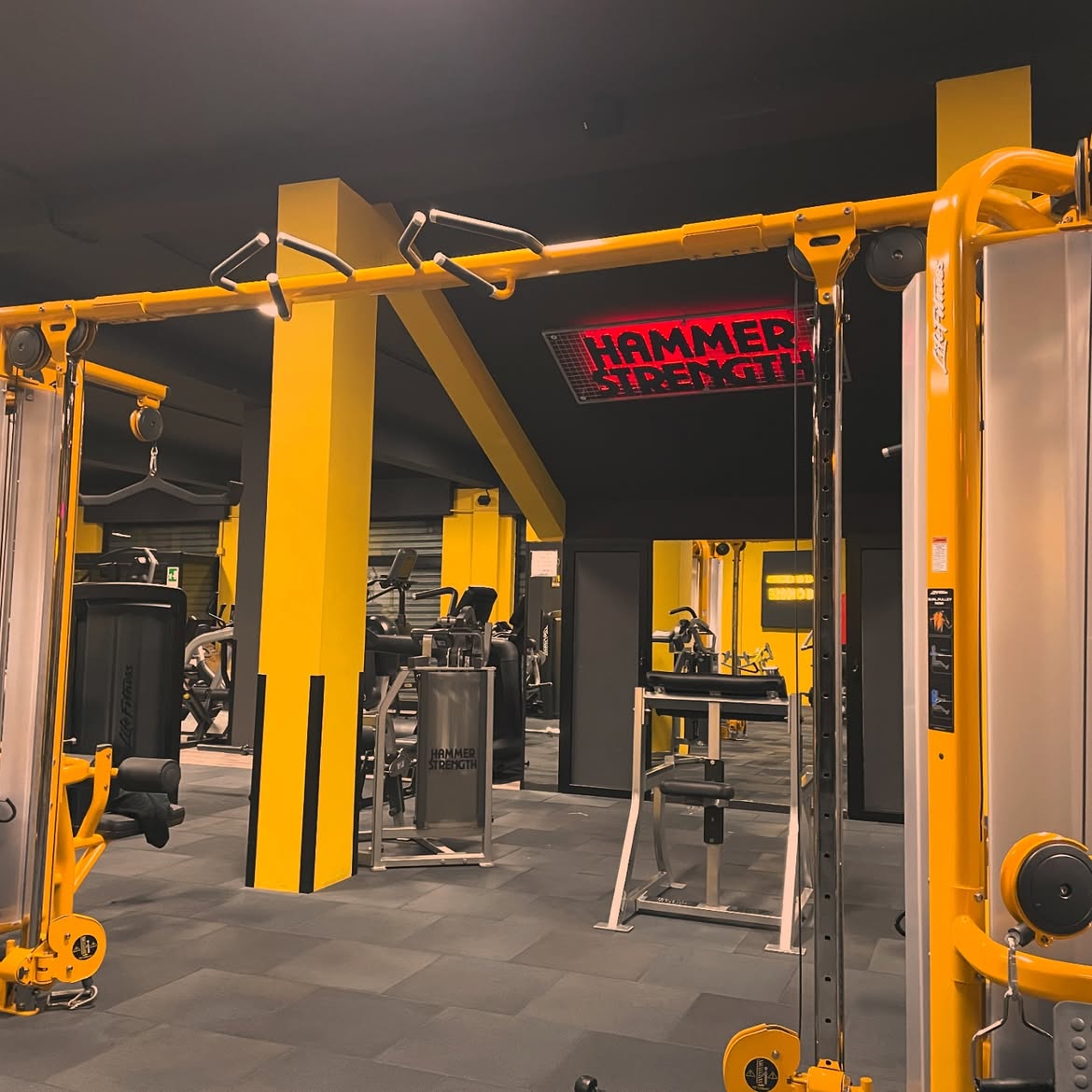 Postazioni Hammer Strength gialle nella palestra